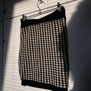 Kjol  - Vintage kjol i houndstooth mönster, aldrig använd! Inspirerad av 60-talets mode. 