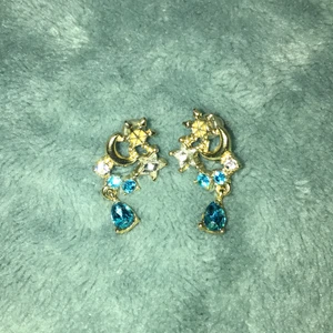 Örhängen  - Jättefina örhängen till bra pris. Har flera likadana hemma, så tänkte att jag kunde sälja ett par. Frakt står köparen för.