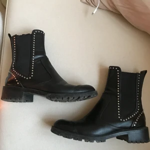 Boots Zara - Fått så mycket komplimanger för dessa boots, men tyvärr är jag expert på att köpa för små skor så det är dags för dig att få glänsa i dessa i stället. Perfekta nu när årstiderna skiftar! Använda men fina!