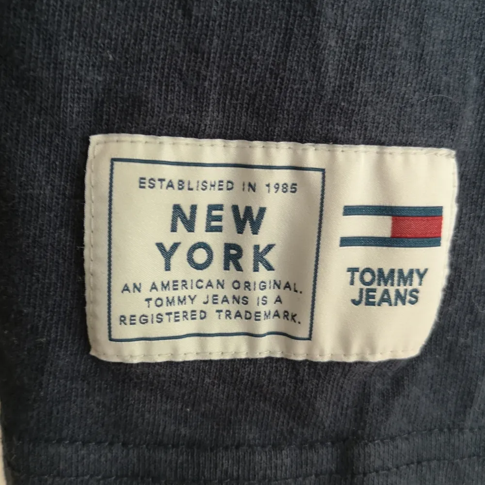 Mörkblå oversized T-shirt av märket Tommy Jeans💙. T-shirts.
