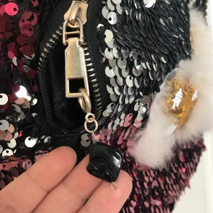 En kristall nyckelring  - Hej hej! Denna är hemgjord ! Vet inte om det är en äkta kristall men tror det! Perfekt att ha på nycklarna eller väskan!