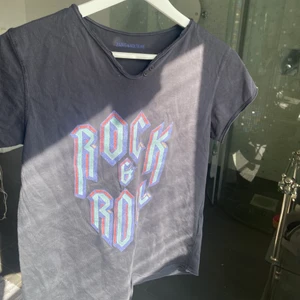 Zadig tröja - Säljer denna zadig tröja, använd ett endast ett fåtal gånger!!💙💙pris kan diskuteras🥰