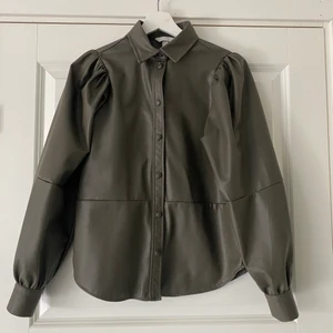 Skjorta i skinn - Säljer denna fina skinnskjorta i från HM i strl XS.❤️Knappt använd så väldigt fint skick