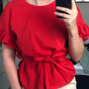 Blus - Röd blus köpt från Gina tricot. Köparen står för frakten 