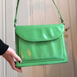 Väska - Grön väska i lädermaterial