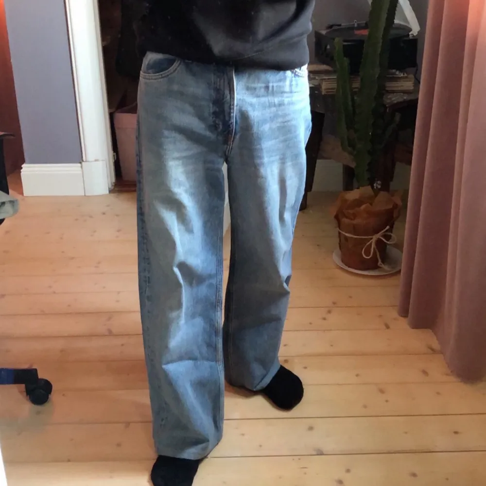 Tjej jeans i storlek 29, har använt dessa 2-3 gånger.. Jeans & Byxor.