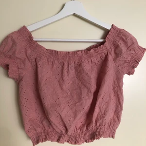 Topp från H&M, storlek 36 - En rosa topp som passar perfekt till en varm sommardag säljer jag nu🌸 Toppen slutar några centimeter över naveln på mig, 168 cm😊             Endast använd vid fotografering. 