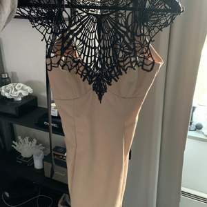 Beige/svart tight klänning från kardashian collection.