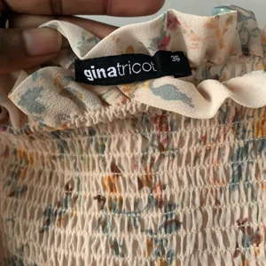 Gina tricot blues strl 36 - Blommig axelbred blues perfekt inför sommaren.