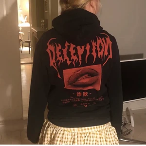 Hoodie med tryck - Säljer denna hoodie med rött tryck på både back och framsida, eller mera tack på framsidan🦋 från pier one nästan oanvänd, jättebra skick inte min stil dock💧unisex 