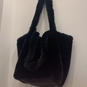 Så fin väska 💼  - En väska använd 2 gånger som nu är i storleken som en tygpåse (fast lite mindre) säljer för har alldeles för mycket saker i min garderob 😭 (köparen står för frakten 😋)  inga skador på väskan ⚡️