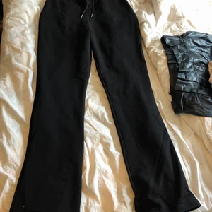 Byxor - Svarta bootcut ” mys ” byxor från Nelly. Aldrig använda! 