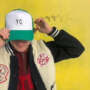 Grön keps trucker  - Mitt UF företag @yourcap.uf säljer slut på lagret. En grön keps finns kvar nu för 159kr (innan 179kr). Frakten ingår INTE (pris med spårbar frakt 225kr). Skriv till mig om du vill köpa eller har några frågor.