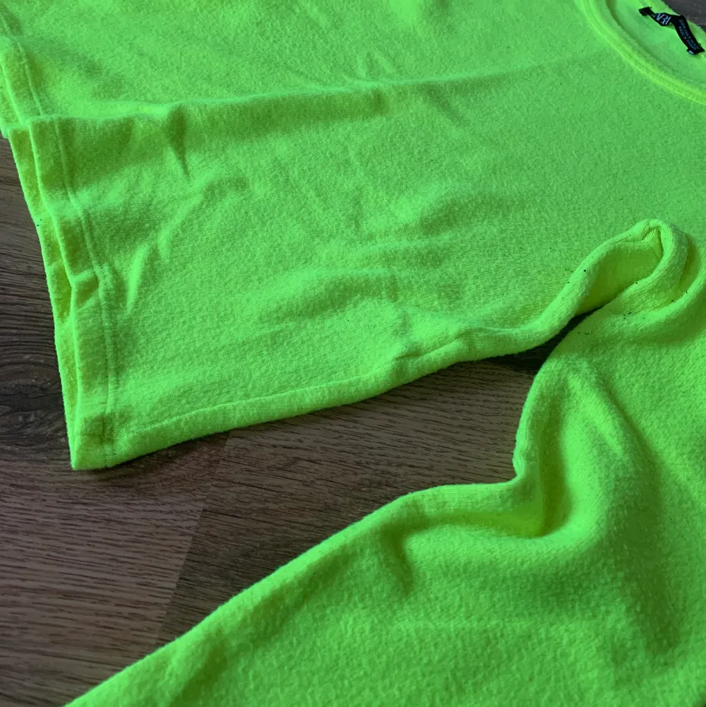 Neongrön tröja i superskönt material! Tight men samtidigt stretchig så passar både Medium och Small💚. Tröjor & Koftor.