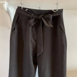 Kostymbyxor  - Säjer ett par kostymbyxor från Kiabi som tyvärr har blivit för stora för mig.. bra skick! Snygga med rosett i fram. Svarta, ser ljusare ut på bilden än vad de är.