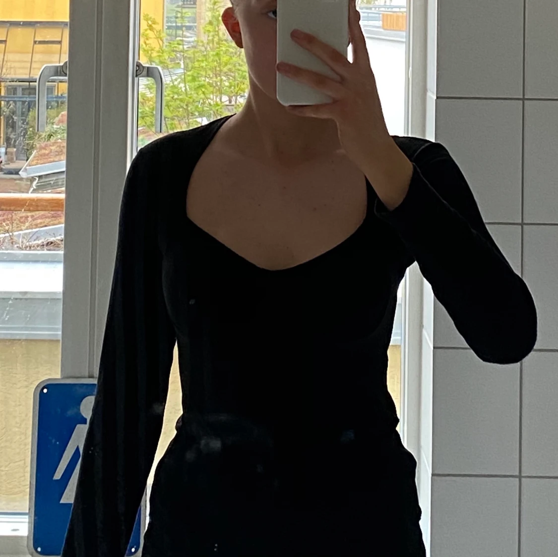 Svart body med snygg urringning - 90