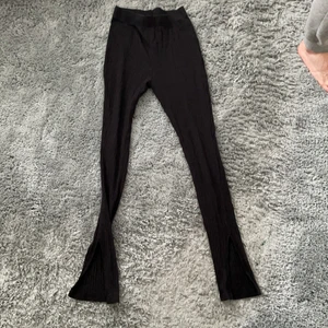 Ribbade byxor med slits - Säljer dessa ribbade byxor med en liten slits nere vid ankeln. Jag köpte de på shein för några veckor sedan och dom kom nu i måndags. Jätte tråkigt att de inte passar mig för dom är sjukt fina, är 161 cm lång och dom är alldeles för låna, annars sitter de bra❤️😢