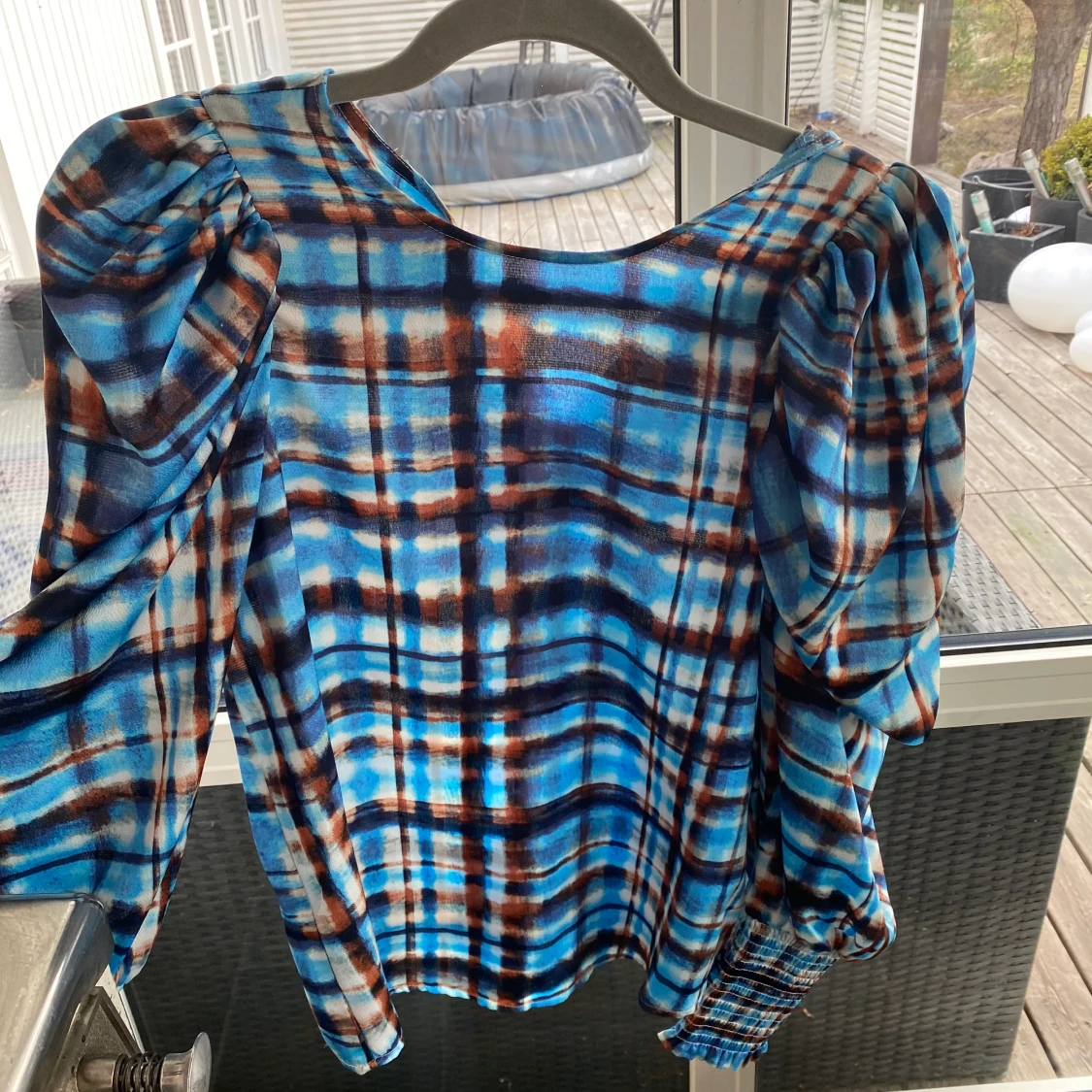 Cool mönstrad blus med puffärm