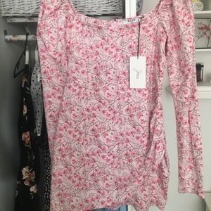 Rosa blommig klänning  - Intresse koll på denna super fina klänning som är slutsåld på nakd💕💕aldrig använd 