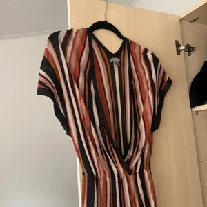 Randig glitterklänning - Riktigt fin klänning i olika färger, passar perfekt till sommaren som vanlig klänning eller stranden! 