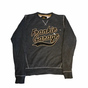 Frankie Garage - Vintahe sweatshirt - En cool vintage sweatshirt med ett lite mörkgrått tyg som är tjockt. Trycket ser väldigt bra ut och är perfekt för en lite mer retro stil! Köpt i USA.