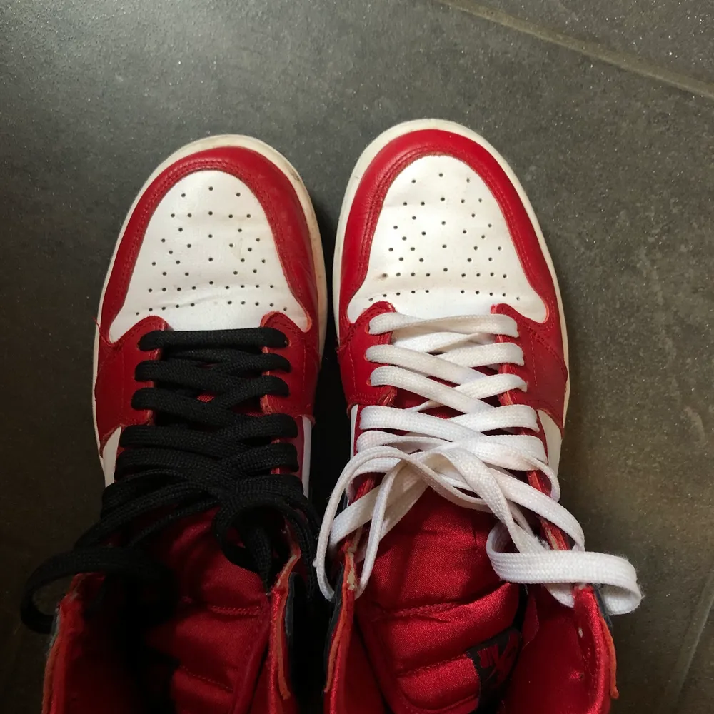 Säljer mina Jordan 1s som jag lyckades få tag på när dem släpptes i augusti. Endast använda ett fåtal gånger, knappt creasade. Finns dock två små märken på högerskon, syns knappt men värt att veta. Går säkert att fixa enkelt☺️ skickar med röda, svarta och vita snören. köpare står för frakt! 🖤. Skor.