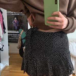 Superfin stjärnmönstrad kjol med inbyggda shorts från Zara i storlek S🧡 dragkedja i sidan samt knytning i midjan💞💕 endast använd och tvättad en gång! jag är 181💞 Köpare står för frakt