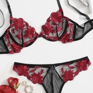 Underklädesset  - Superfint underklädesset jag köpte här på plick som tyvärr va för litet. Endast överdelen är testad🤍