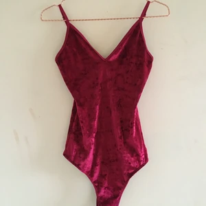 Cerise body från Bikbok storlek S - Mörk cerise body i typ sammet från Bikbok storlek S i fint skick.