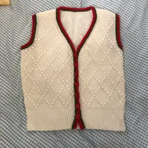 säljer denna vitt vintage stickade sweater vest! den sitter oversized på :)