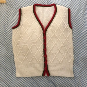 Vintage Sweater Vest - säljer denna vitt vintage stickade sweater vest! den sitter oversized på :)
