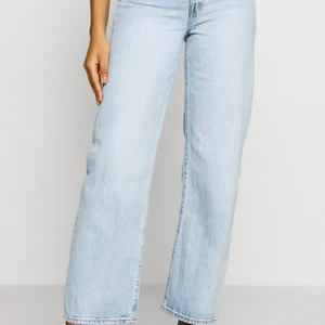 Levi’s ribcage straight jeans - Färg: middle road. Stl: 25x27. Älskar dessa jeansen! Men tyvärr har de blivit aningen små för mig, så säljer dessa i ett nyskick. Jeansen har elastan i materialet, vilket betyder att de är stretchiga! Nypris: 1195kr💞