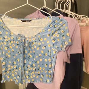 Topp - Jättesöt och somrig topp i superbra skick! Endast testad två gånger då jag första gången fick hem den, och andra till bilden ovan. 🌼🐚🌸Köparen står för frakt!