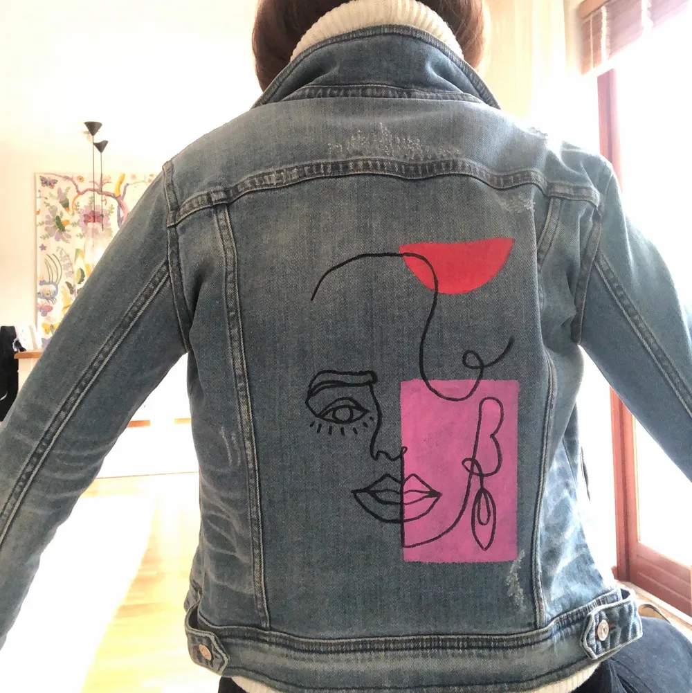 Säljer denna jeansjacka från Zara i storlek M. Passar även XS/S! Har själv målat baksidan av jackan, vilket blev en cool unik detalj!! Knappt använd. 💘💘. Jackor.