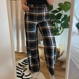 Kostymbyxor - Fräcka kostymbyxor från Collusion, köpta på Asos. Säljer för att de är lite för stora i midjan på mig. De är i fint skick men lite nopprig högst upp på byxa pga använt ett skärp som slet på byxans tyg tyvärr!🧡 köparen står för frakt!
