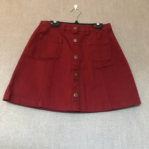 Retroinspirerad A-linje kjol - • Fantastiskt fin kjol i vinrött, klassisk A-linje modell. Retrokänsla & passar fint till alla tillfällen! • Storlek: 36 • 100% bomull • Knappt använd, fint skick! Legat nerpackad en längre tid så upptvättning rekommenderas. • +Frakt: 51kr spårbart  