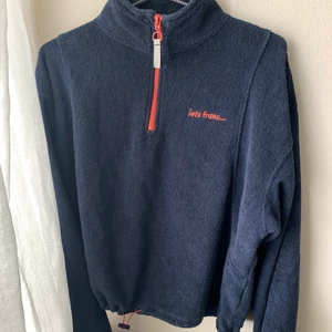 Zip tröja - Intresse, Fin mörkblå tröja med halv zip, från Urban Outfitters med oranga detaljer och reflex på drajkedjan 😄 De är typ handduks material så asmysig och fin verkligen, budgiving om fler är intresserade