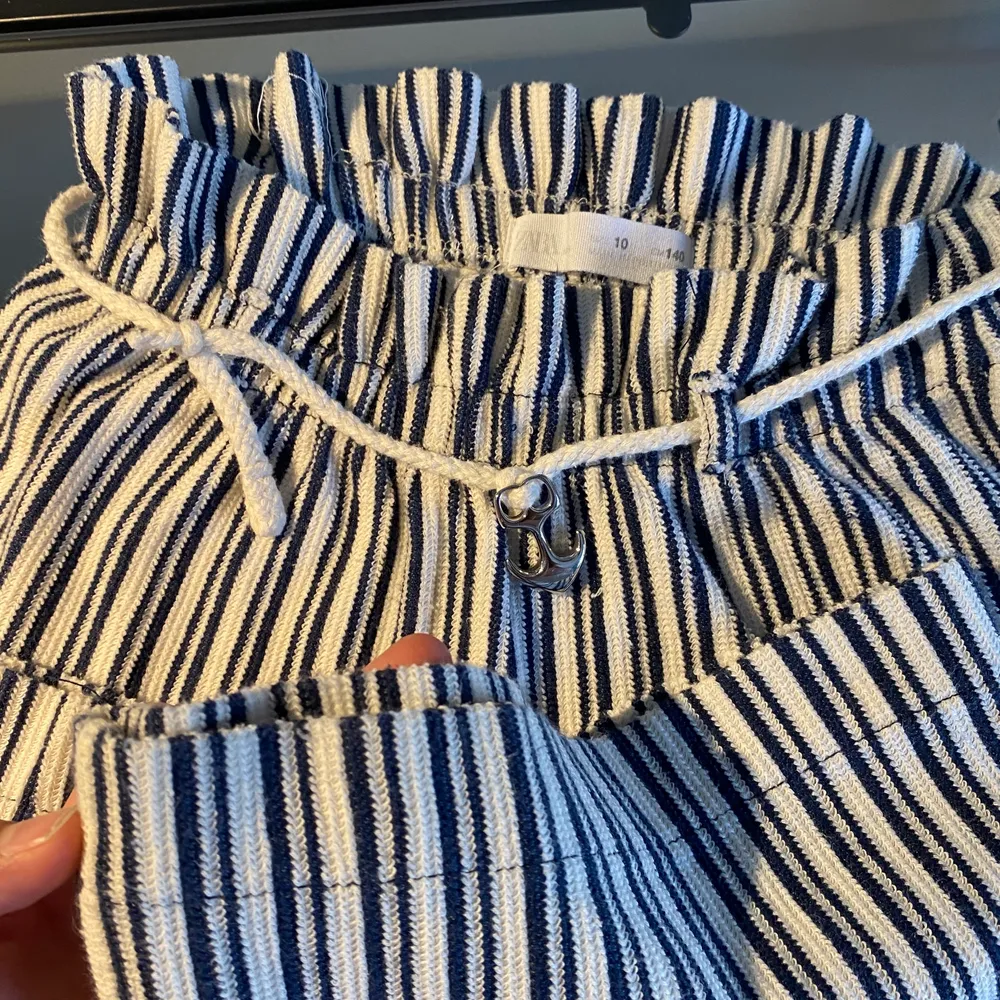 SUPERSNYGGA Zara byxor med blå/vita ränder, påminner väldigt mycket om havet:) köpt på barn passar en XS! Enda är att bandet där uppe har fått en knut och tyvärr får jag inte upp den därav priset (se bild 3) men annars i nyskick 😅 . Jeans & Byxor.
