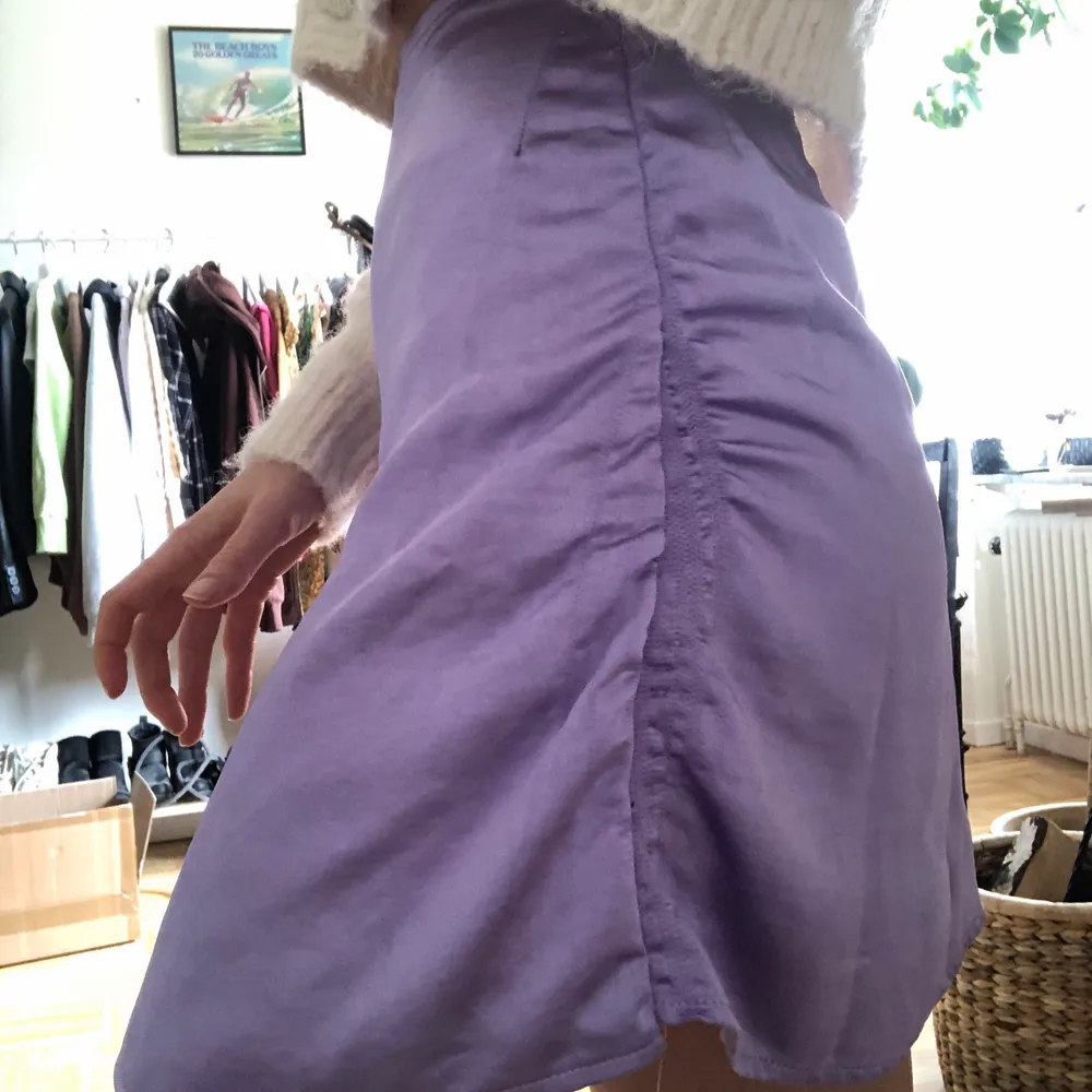 lila satin kjol från motel rocks!! storleken är XS men har sytt in den själv med en ruchad sida, då jag tyckte den var stor i storlek! passar XS💘 . Kjolar.
