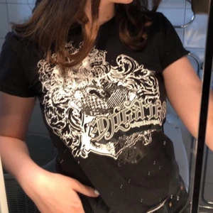 Baby tee - Snygg baby tee från Kappahl. Den är dock från barnavdelningen, så sitter tight men inte så att det är jobbigt. Sitter som en xs eller xxs.