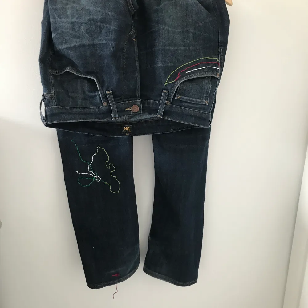 Broderade lee jeans. Buda om fler är intresserade. Kan frakta.. Jeans & Byxor.