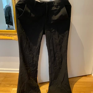 Raka kostymbyxor Filippa K - Raka snygga kostymbyxor från Filippa K, saknas en liten knapp vid gylfen men som lätt kan sys på, vilken knapp som helst. Storlek XS 