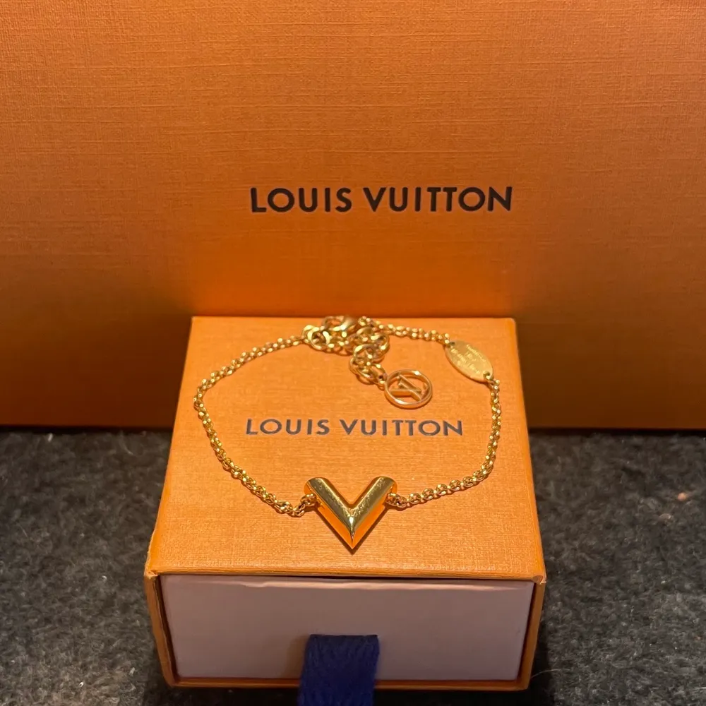 Louis Vuitton armband. Fint skick. Köpt via Louis Vuittons hemsida den 5/6-2020. Nypris 3 000kr. Kvitto, dustbag och kartong finns. Accessoarer.