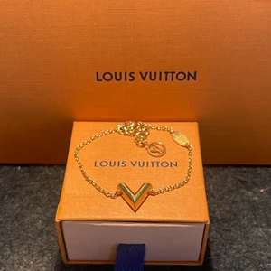 Louis Vuitton armband  - Louis Vuitton armband. Fint skick. Köpt via Louis Vuittons hemsida den 5/6-2020. Nypris 3 000kr. Kvitto, dustbag och kartong finns
