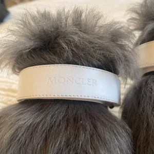 Moncler skor - Moncler skor i storlek 39. Använda fåtal gånger.