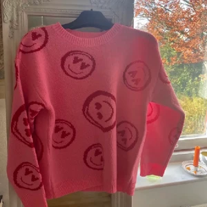 Snygg tröja😍😍 - Säljer denna snygga tröjan då den inte kommer till användning. Köpte den här på Plick men har aldrig själv användt den. Men ser inga slitage eller defekter. Så inprencip i nyskick. Skriv vid frågor😍🥰❤️