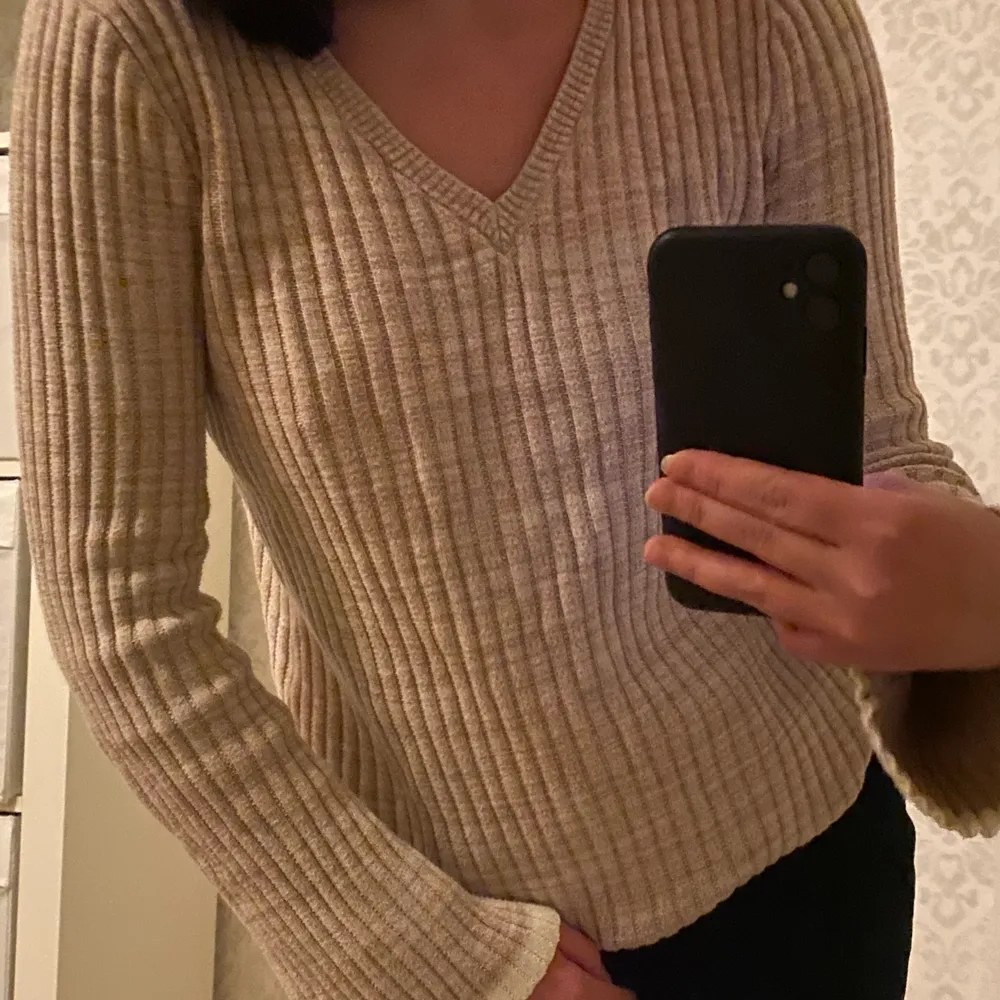 Beige stickad tröja från h&m med mindre ballongarmara🧡Ny! Storlek: XS men lite oversized så passar även S😁Bara att be om fler bild🤍Köparen står för frakten! . Stickat.