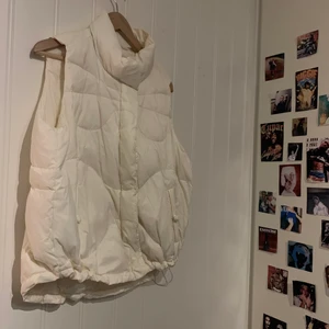 Vit väst, onesize; M-L? - Säljer nu en underbart fin vit väst som jag köpte in förra månaden. Använd en gång & då kom det lilla färg brevid halsen på den. Inte så synligt & går säkert bort i tvätten men drar därför ner priset ifall det inte går att få bort färgen. Plagget är one size men är för stor för mig som är 162 å har storlek M. Frakt tillkommer. 