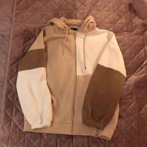 Boohoo sip up hoodie - Beige, vit och brun sip up hoodie som endast är använd ett fåtal gånger. Köpt på Boohoo och fint skick. Köpare står för frakt. 