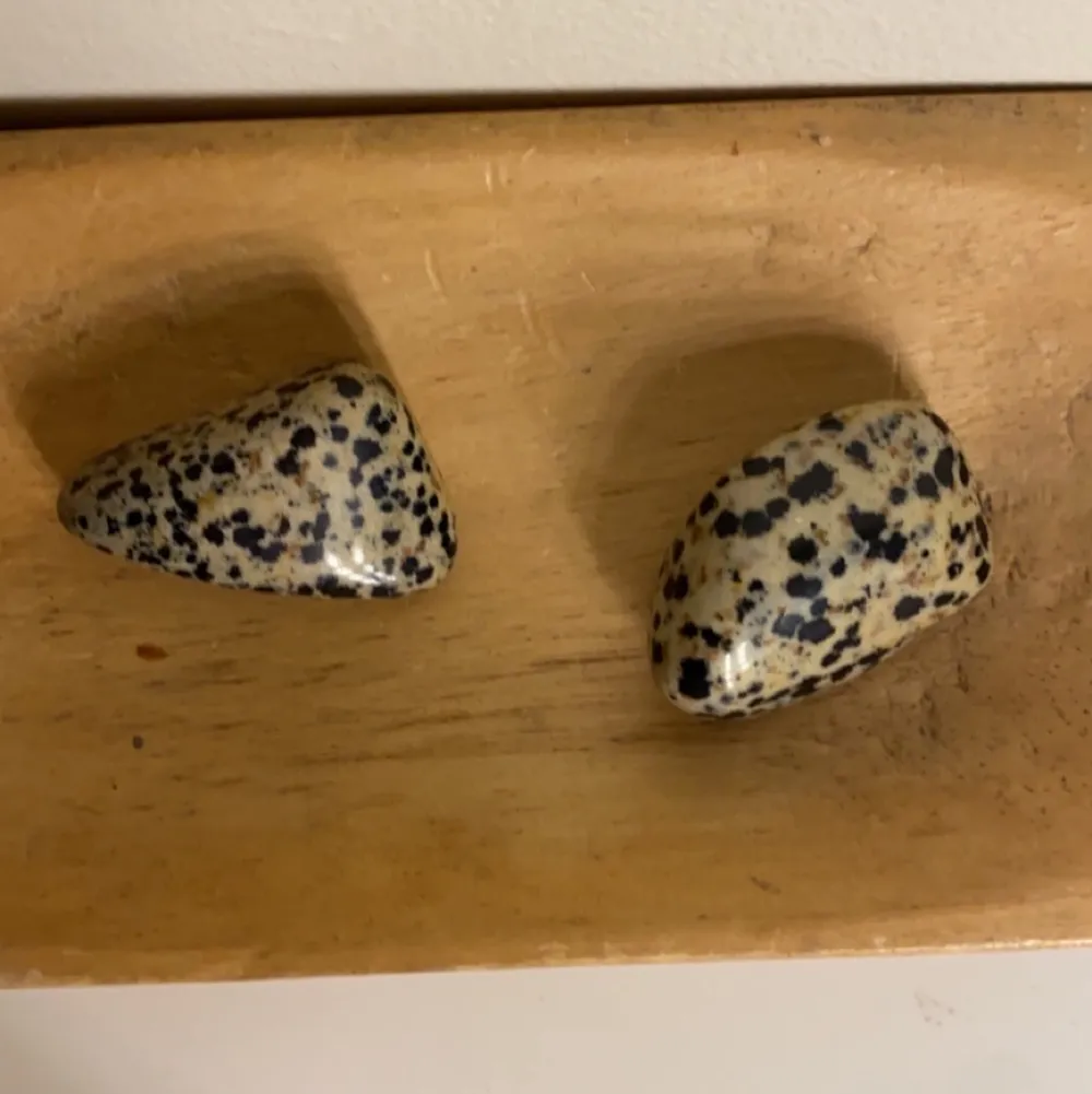 Hej! Jag säljer dessa dalmatian Jaspers för 40kr styck. (Den är ganska stor för att vara tumlad) Frakten är köparen ansvarig för 💗 Om ni gillar kristaller så kolla gärna i min profil där jag säljer massor med olika kristaller 💗🔮 . Övrigt.